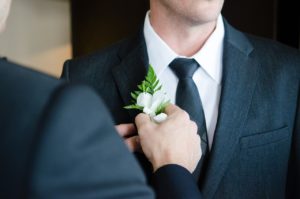 Le costume est-il obligatoire pour se rendre à un mariage ?