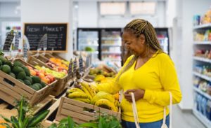 Où trouver dans un supermarché des produits adaptés aux personnes suivant un régime végétalien ?