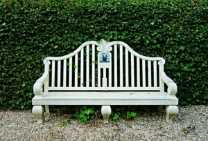 Comment personnaliser son banc extérieur avec des coussins pour plus de confort et de style